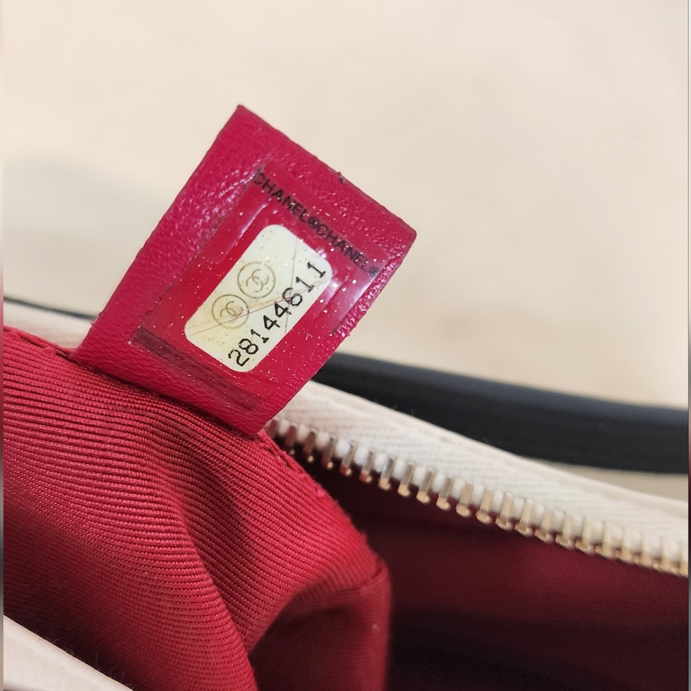 Chanel 1991 Small Gabrielle 2 Toned Double Chain Crossbody.Aged Calfskin Leather - Picture 15 of 16